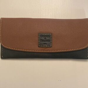 Brand new Dooney and Bourke slim envelope wallet in brown and black.
